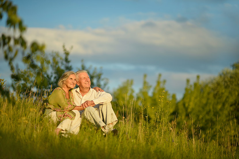 elderly-couple-in-nature
